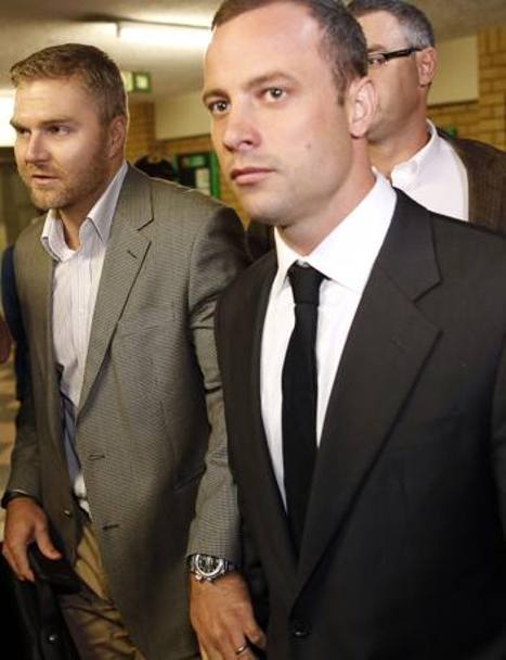 L&#39;arrivo in tribunale del 27enne paralimpico, Oscar Pistorius, accusato dell&#39;omicido della fidanzata Reeva Steenkamp